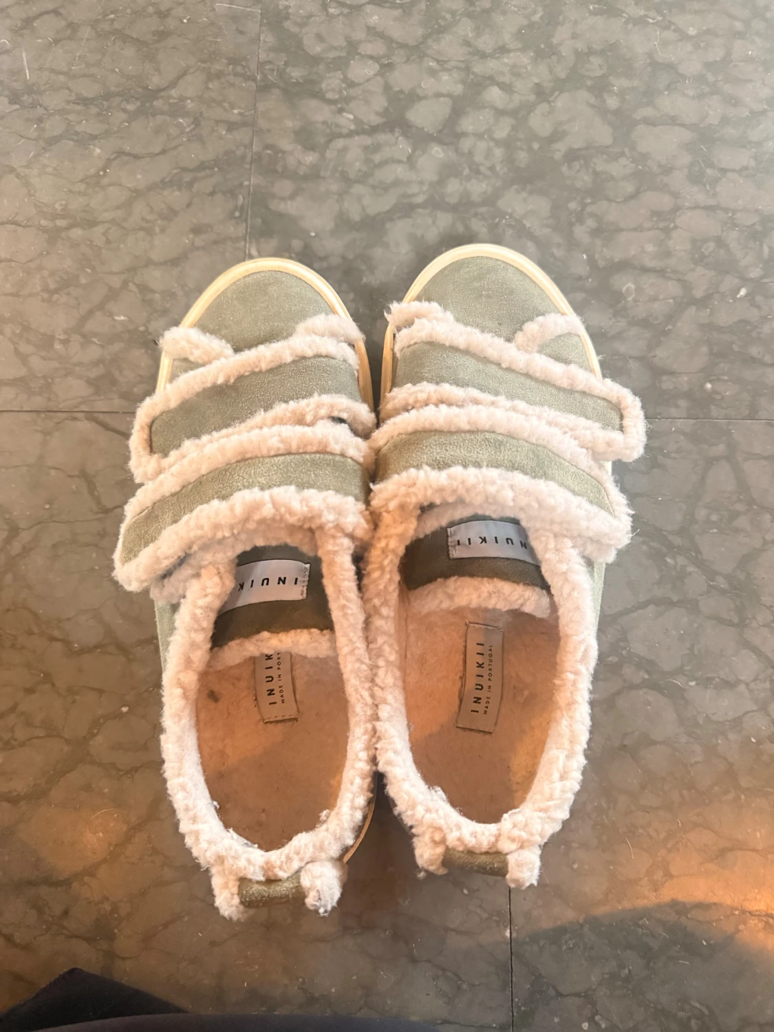 Gröna Inuikii sneakers med fuskpäls - 1