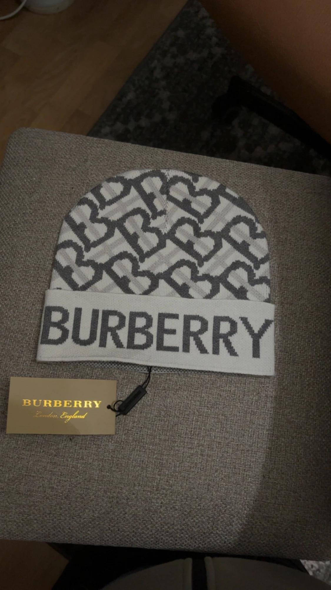 Burberry mössa med logomönster