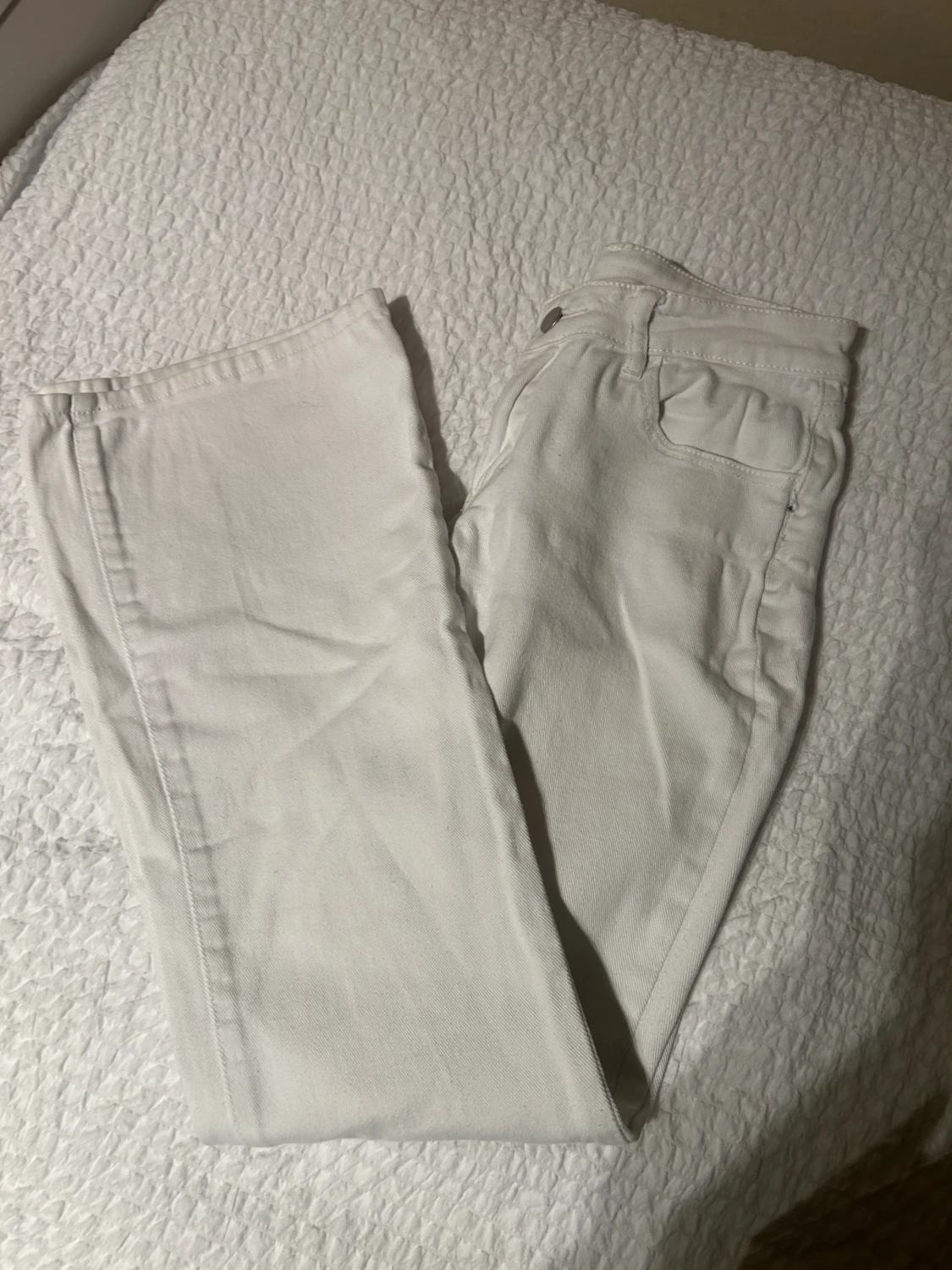 Vita lågmidjade utsvängda jeans