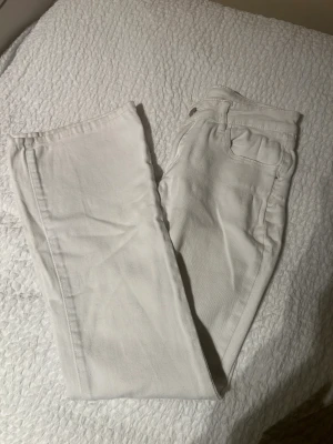 Vita lågmidjade utsvängda jeans - Snygga vita lågmidjade utsvängda jeans från SHEIN i storlek S!