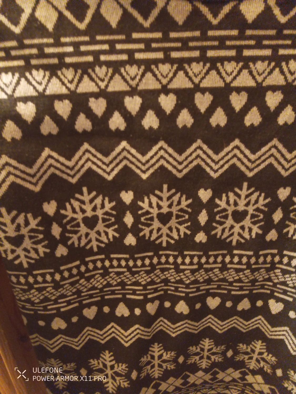 Svart och vit stickad tröja med snöflingor från Rusta - 1