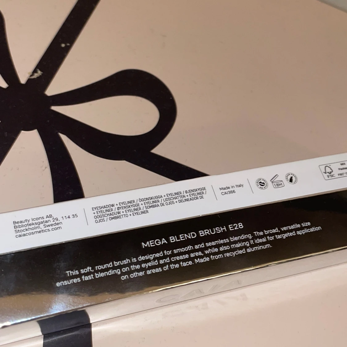 Caia double take eyeliner + mega blend brush E28 - 1