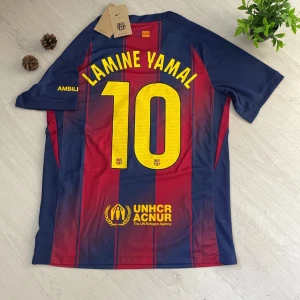 FC Barcelona Lamine Yamal tröja Nike S - Säljer en officiell FC Barcelona matchtröja från Nike med Lamine Yamal och nummer 10 på ryggen. Tröjan är kortärmad, har klassiska blå och röda vertikala ränder, gula detaljer och klubbmärke på bröstet. Materialet är lätt och andas, perfekt för fotboll eller häng med polarna.