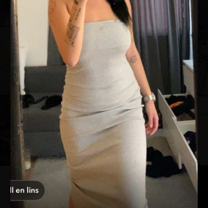 Grå axelbandslös långklänning - Tubklånning grå med slits ibak