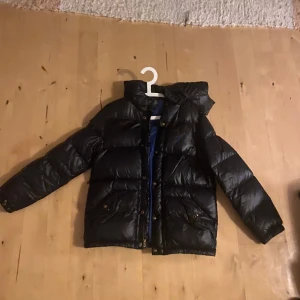 Ralph lauren jacka - Säljer en as fet Ralph lauren puffer jacka som är perfekt nu till vintern antingen för dig själv eller som julklapp. Perfekt skick förutom ett litet håll vid dragkedjan. Skriv gärna om ni vill se föer bilder. Pris ej hugget i sten vid snabb affär 