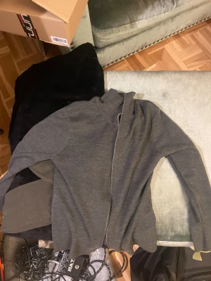Stickad tröja från hm - Snygg stickad full zip från hm. Säljer den helt ny då jag insåg att den var lite för liten efter att jag tog bort lappen. Släpper den för 150kr vilket är mer än halva priset. Fixar mer bilder vid behov. Jag är 184 och väger 75kg. 