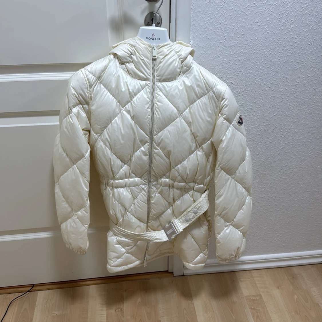 Vit quiltad dunjacka från Moncler
