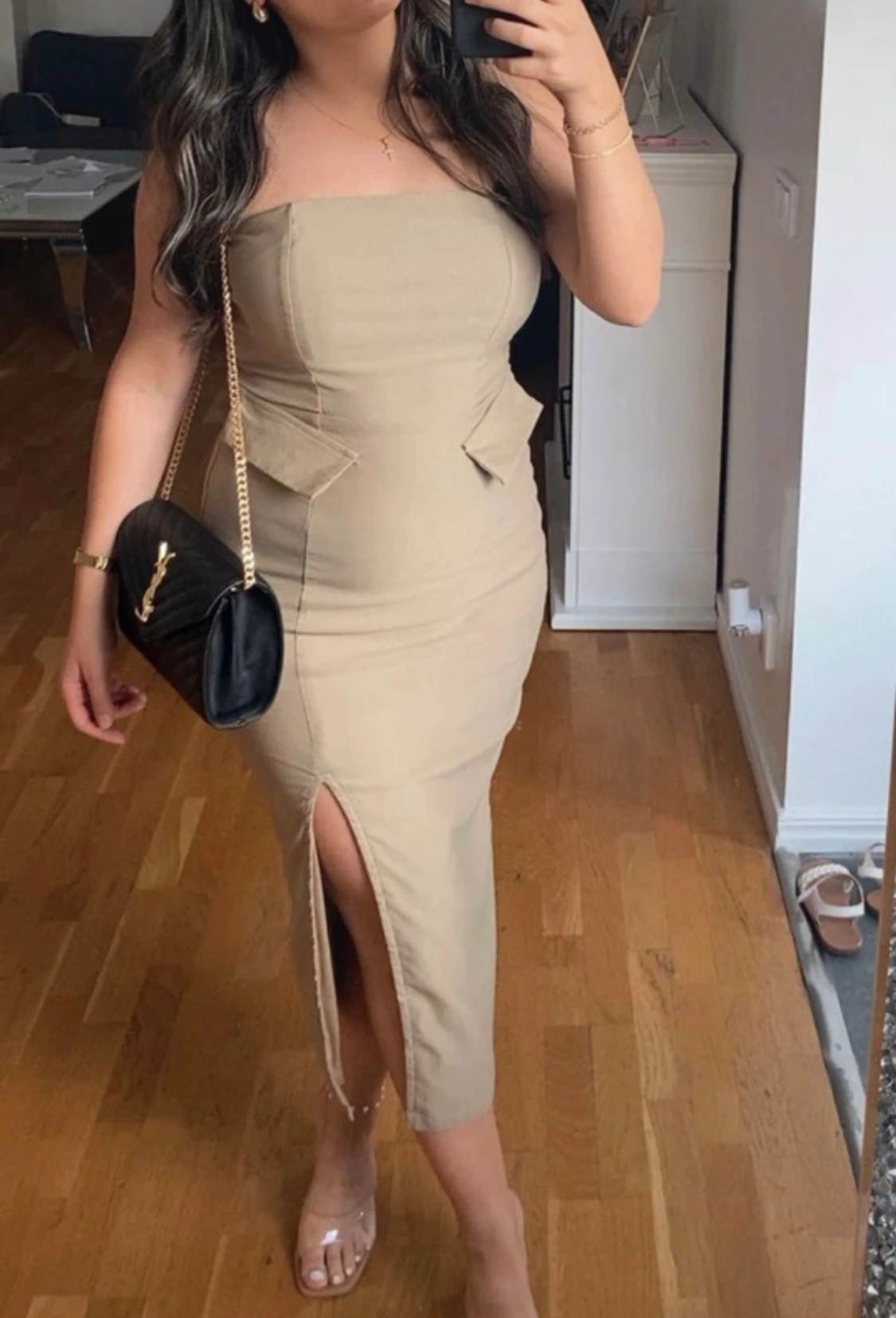 Beige axelbandslös långklänning