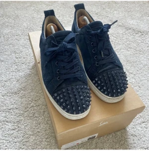 Christian Louboutin  - Feta mörkblåa loubs storlek 40,5 skick:8:10 Intressekoll!!