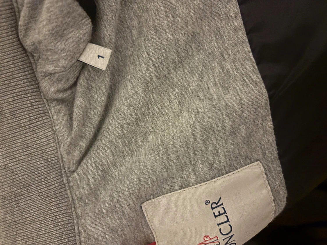 Marinblå vindjacka från Moncler med huva - 4