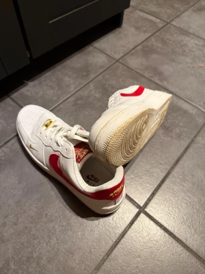 Nike Air Force 1 vit/röd/guld rep - En rep på ett par dojor, använd fåtal gånger. Var för små. Pris går att diskuteras