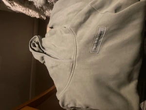 Ljusgrå hoodie Peak Performance - Säljer en stilren ljusgrå hoodie från Peak Performance med broderad logga på bröstet. Tröjan har huva och är tillverkad i mjuk bomullsmix, perfekt för chill dagar. Klassisk passform och enkel design som funkar till allt.