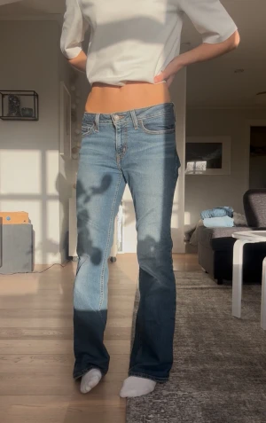 Levi's 517 blå bootcut jeans - Säljer ett par klassiska Levi's 517 jeans i blå tvätt med bootcut passform. De har låg midja, raka ben. Väldigt fint skick knappt använda. Syorlek W28 men funkar för någon i mindre storlek lika bra.