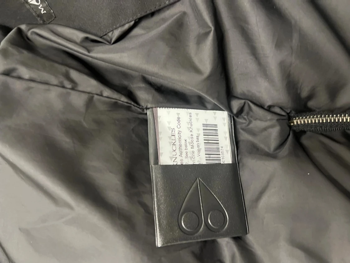 Svart vinterjacka med päls från Moose Knuckles - 3