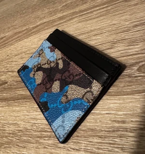 Gucci korthållare  - Storlek: One size  Skick: 10/10 helt sprillans ny  Medföljer endast korthållaren  Ny pris på dessa ligger på ca 3000kr!  Perfekt julklapp! Äkthetscertifikat medföljer köpet