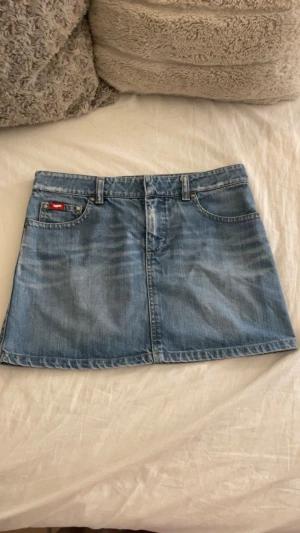 Blå jeanskjol från GAS Jeans - Basic jeanskjol från GAS🥰 Kjolen är oanvänd och säljer då den är förstor för mig. Det står ingen storlek men skulle säga att den passar som en S