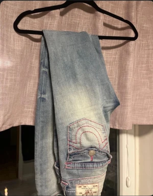 True Religon Jeans - jag säljer mina True Religon jeans då de är försmå❤️ de är i storlek 24 och skulle säga att de passar som ett par xs de är lite bootcut men inte mycket! men de är inte skinny! skulle säga att de e mid waist men lite mer åt de low waist! midjemått:73cm innerbenet:83-84cm de är lite för långa för mig som är ca 162. pris kan diskuteras!❤️ hör av er vid frågor eller intresse!