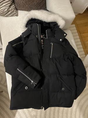 Svart dunjacka från Moose Knuckles - Original 3Q jacket. Äkta jacka, kvitto finns. Införskaffad förra vintern hos Johnells. Rök och djurfri. Jackan är fläckfri, knappt använd.