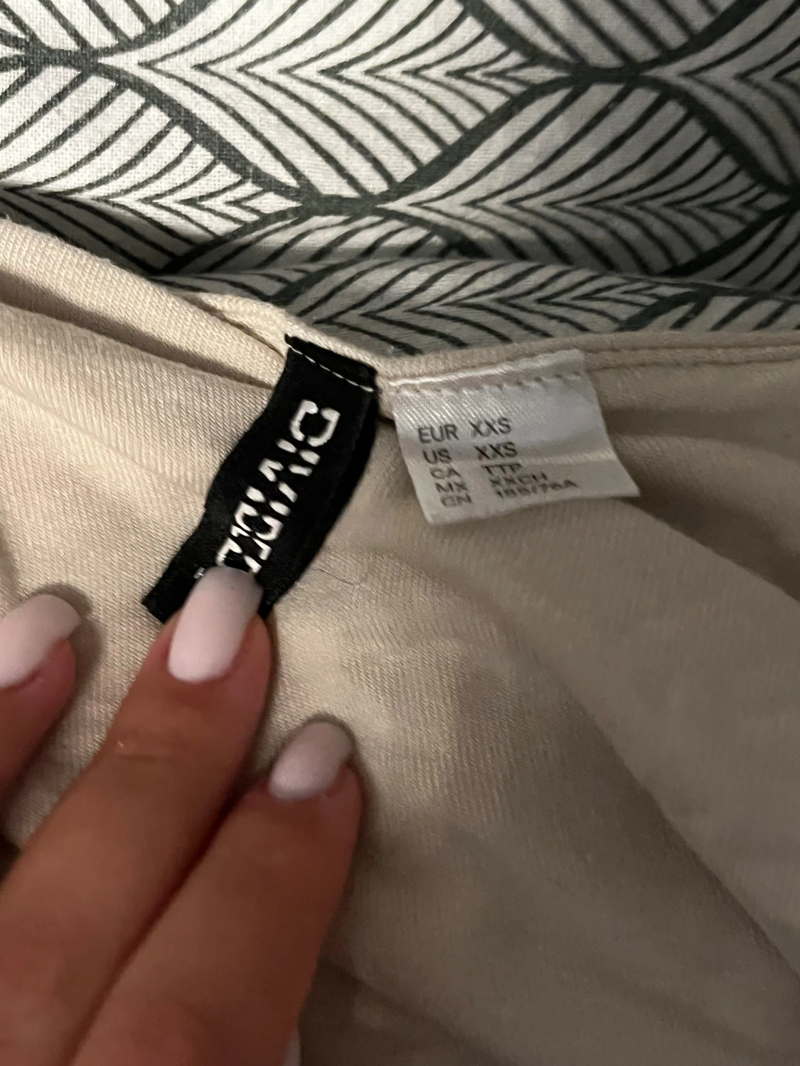 Beige ärmlös topp från DIVIDED - 1