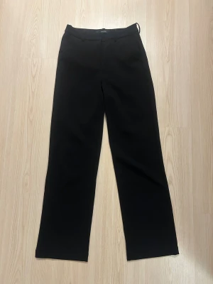 Kostymbyxor  - Säljer dessa svarta zamira kostymbyxor från Vero moda, de är i strl XS/30 och är använda ett fåtal ggr så i mycket bra skick!