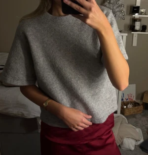 &OTHERSTORIES GRÅ STICKAD TREKVARTSÄRM / TSHIRT - Säljer en grå stickad tröja från &otherstories i ull.