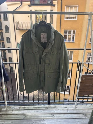 Crocker fieldjacka - ⭐️⭐️⭐️Fet fieldjacka från märket Crocker i storleken M. Mycket bra skick och inga defekter! Bra passform. För fler bilder eller frågor är det bara att höra av sig!⭐️⭐️⭐️