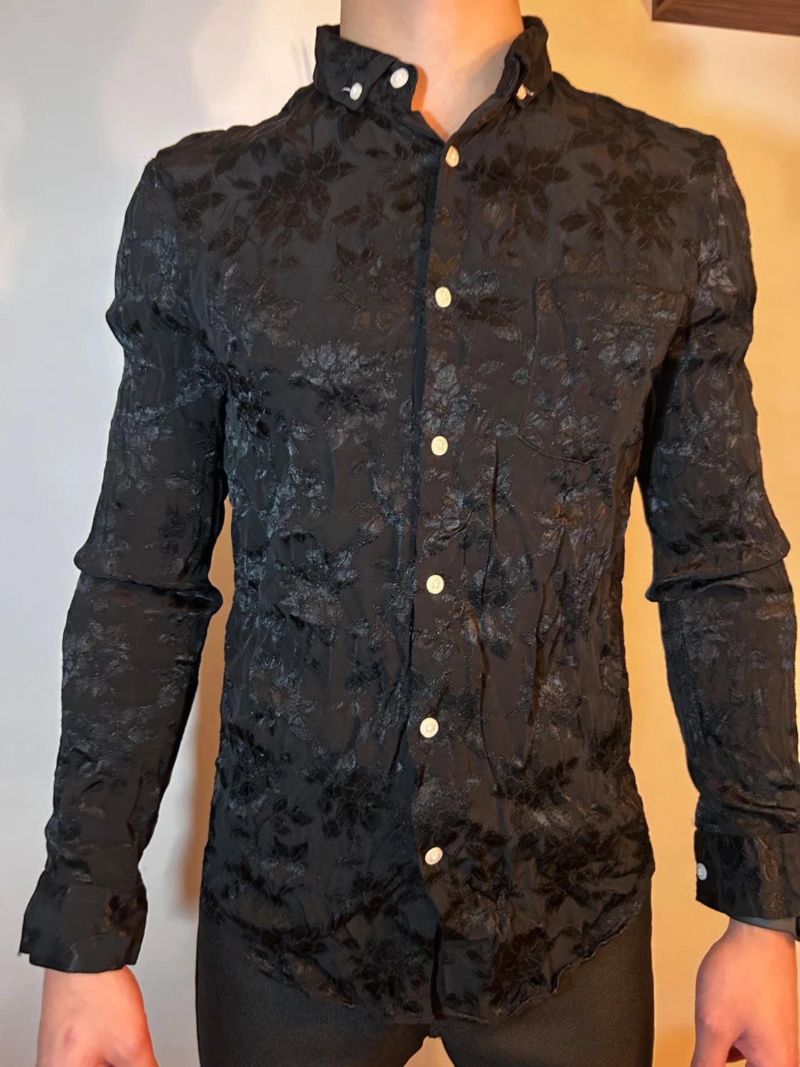 Svart blommig skjorta med knappar