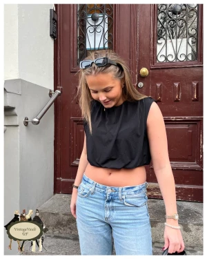 Svart topp - Jättefin svart topp som passar till många tillfällen! Bara att skriva vid funderingar!
