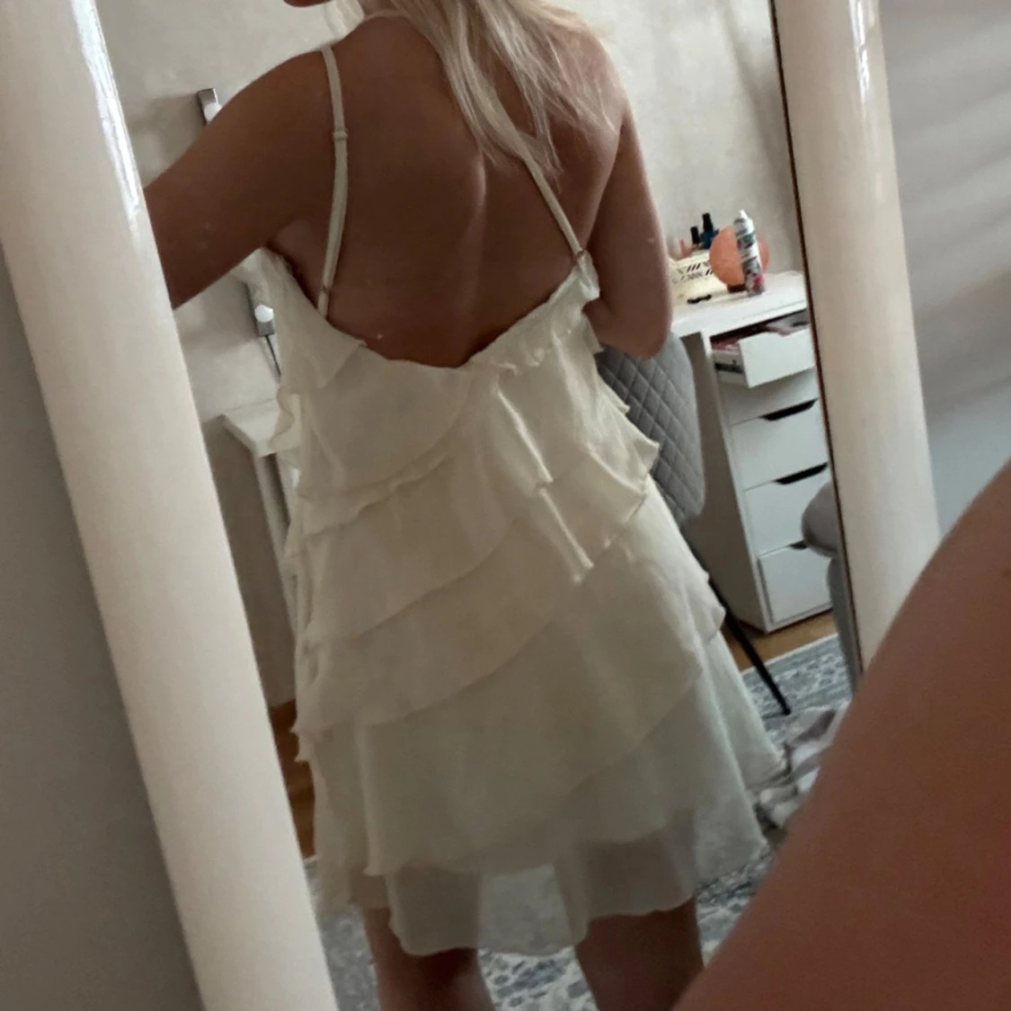 Vit omlottklänning med volanger - 2