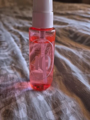 Sol De Janeiro 40 - Säljer min Sol De Janeiro 40! 30 mL. Jag tror att de e den minsta flaskan av Sol De Janeiro, säljer då jag fick en låda med olika Sol De Janeiros och tyckte inte om doften men har använt lite! 🥰 Se storlek bild 2 