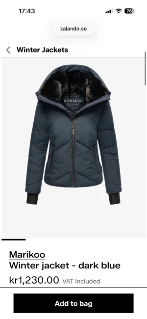 Svart pufferjacka från Marikoo XL - Köpt från Zalando för 1200kr. Säljer en svart pufferjacka från Marikoo i storlek XL. Jackan har avtagbar huva, mjuk fuskpäls vid kragen och två stora fickor med dragkedja. Insidan är fodrad i svart och jackan har snygga detaljer med logga på ärmen. Perfekt för kalla dagar! 