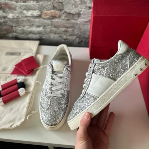 Valentino Flycrew Skor - Mycket bra skick, endast lite heelcrease+endast en nit fattas. Nypris ca 7000kr och linited edition, säljs inte längre,. Storlek 41. Skolåda och skopåse medföljer . Självklart äkta - kolla bara recensionerna! Skriv för mer information🤝