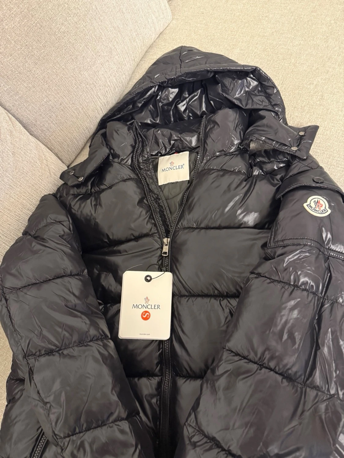 Svart Moncler dunjacka med huva