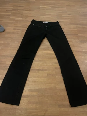 Svarta low waist Levis 570 straight jeans💗 - Svarta Levis 570 straight fit jeans💗Jeansen är lowwaist och är tillverkade i slitstarkt denimtyg. Mått: Midja rakt över= 34 innerbenslängd= 77