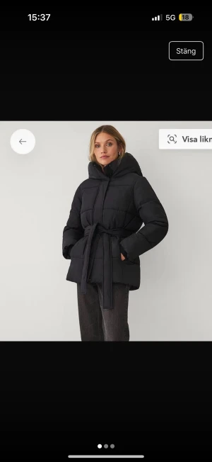 Svart pufferjacka med bälte - Denna är helt slutsåld, den säljs inte längre i denna storleken iallafall. Den är stor i storleken så XS sitter som en S den är inte närheten av XS utan mer åt S eftersom det är en pufferjacka därför är det många som vill ha denna jackan. Den är använd 2 gånger max.