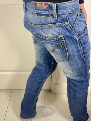 Dondup Jeans Navyblue - Dondup jeans, inga direkta defekter. Väldigt fint skick, modellen är 180 cm 75 kg och bär storlek W31. Mått A: 39.5 cm B: 96 cm. Dom är inte så skinny i verkligheten utan bara vinkeln bilden är taggen. Notera att måtten kan skilja någon centimeter beroende hur man mäter. Jeansen är väldigt hög kvalité, och är riktigt snygga! Kom med frågor❤️
