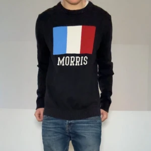 Mörkblå Morris Frankrike tröja - Säljer en sjukt fet mörk blå tröja från Morris med tryck från franska flaggan. Strl L och sitter som L. Tröjan är i mycket bra skick eftersom den har varit väl omhändertagen. Hör gärna av er vid frågor eller funderingar!!