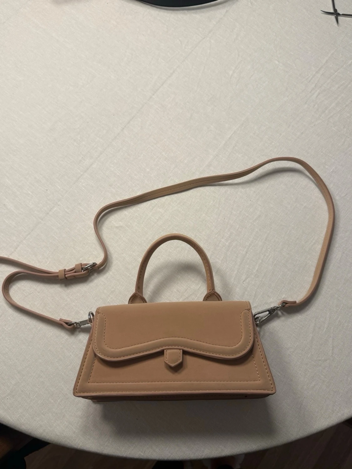 Beige handväska med axelrem