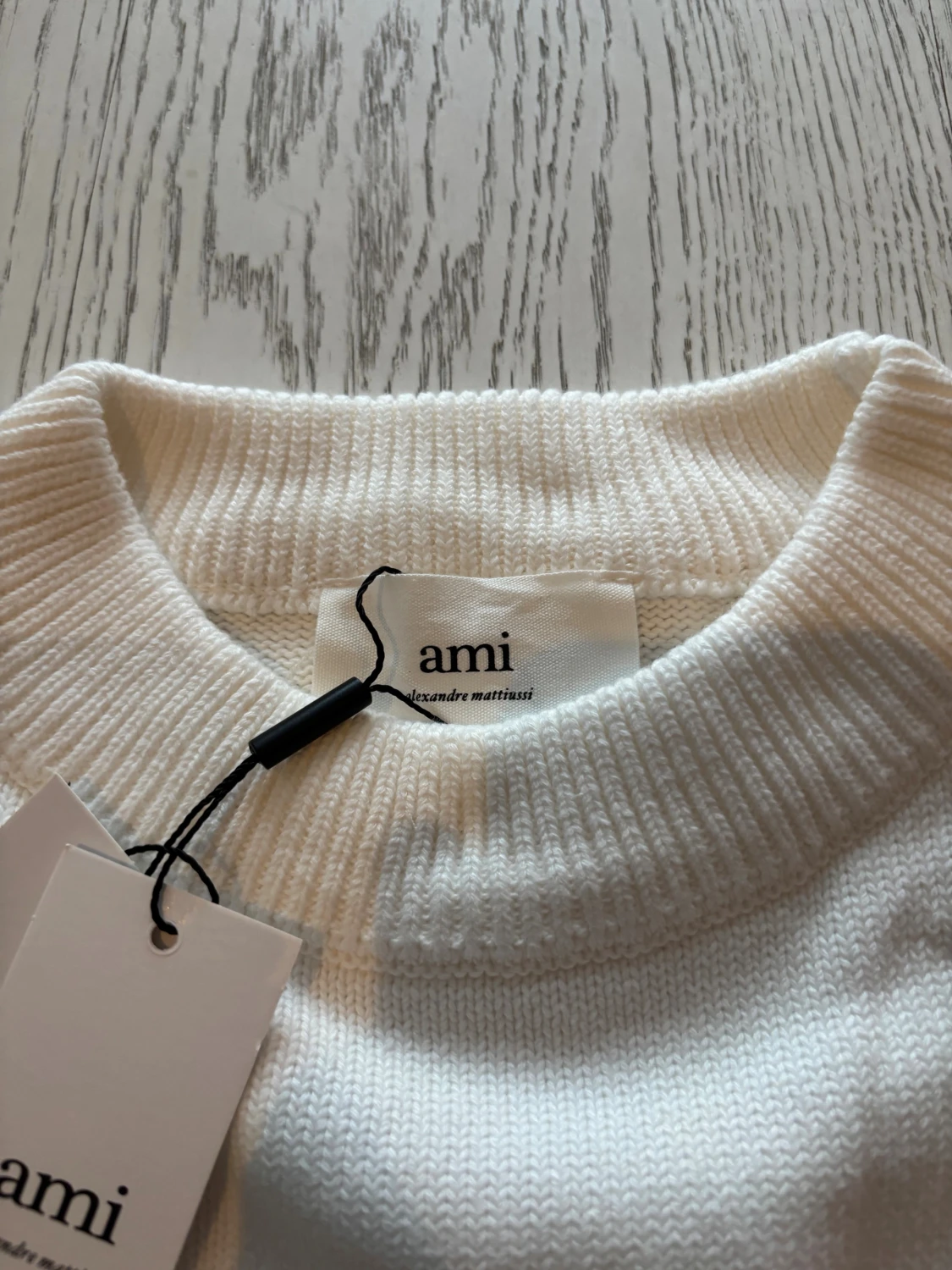 Vit stickad tröja med rött hjärta från Ami - 2