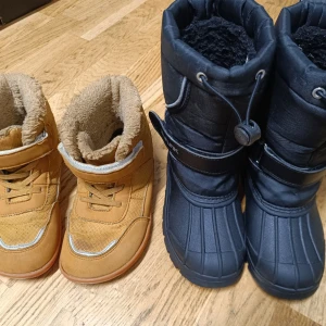 Svarta vinterstövlar & bruna vinterskor för barn - Bruna: Storleken är 32.                        Svarta: Storleken är 30/31.                                      Säljer ett par svarta vinterstövlar från Funk med grov sula, snörning upptill och mjukt foder. Dessutom ett par bruna sneakers med kardborreband, snörning och fluffigt foder, samt orange platt sula. Perfekt för kalla dagar och snygg streetstil      