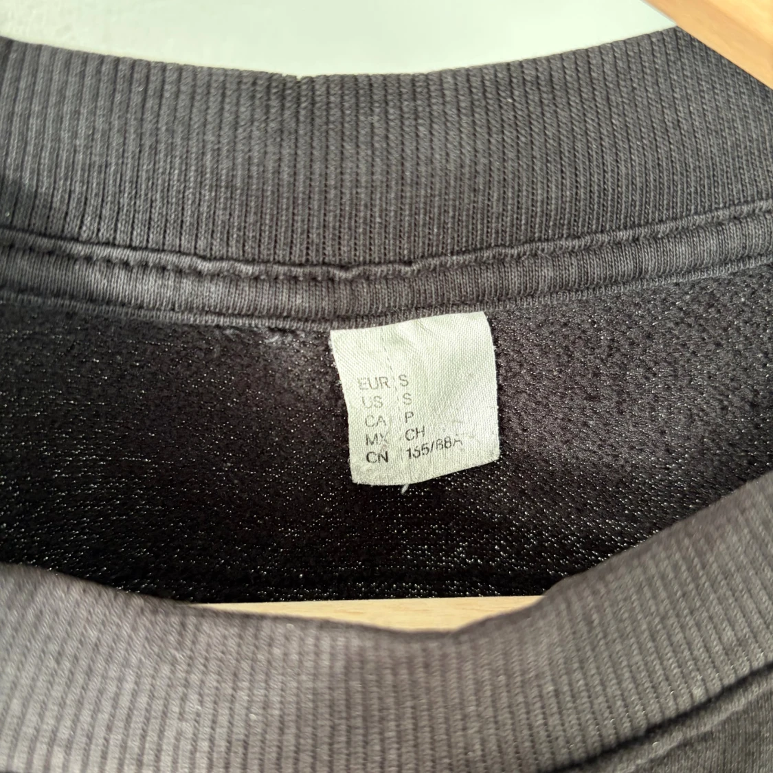 H&M svart sweatshirt - 4