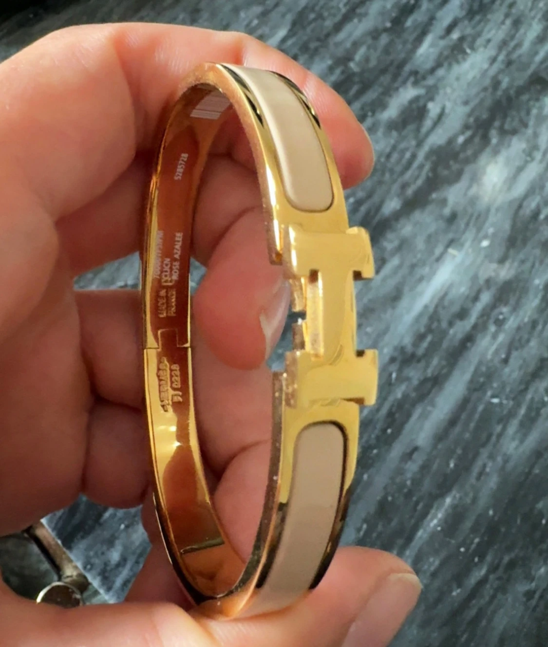 H armband harmens beige guld