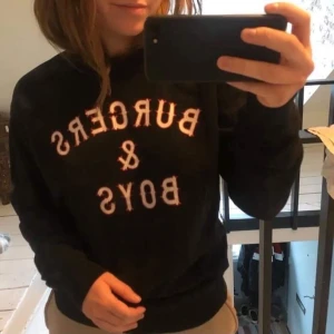 Sweater / tjocktröja storlek XS - Ascool tröja från Colourful Rebel som tyvärr aldrig kommer till användning längre ✨ köpt för 699kr! Eventuell köpare hämtar hemma hos mig, men kan även skickas om så skulle behövas! Obs! Katt finns i hemmet 🥰