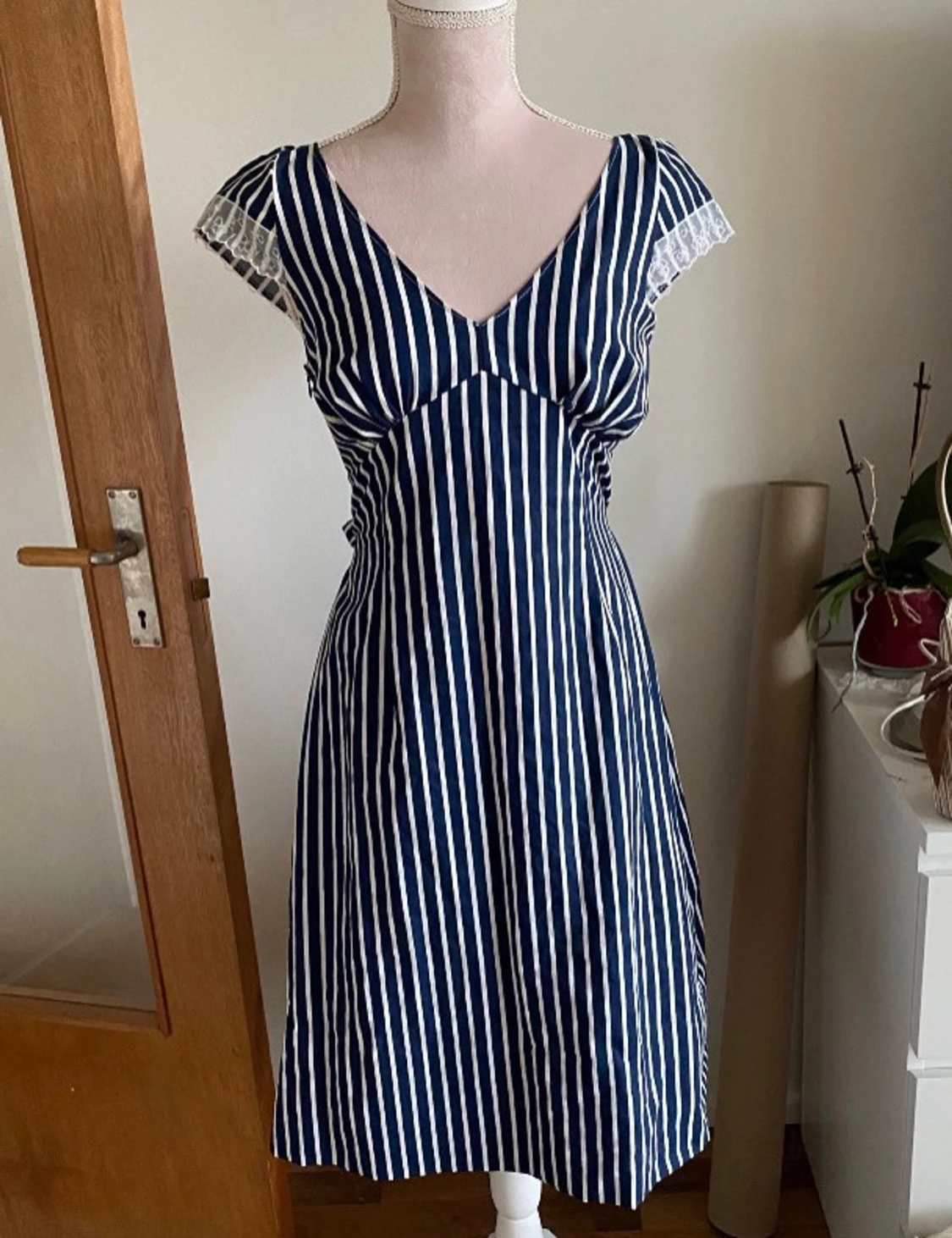 Randig blåvit klänning med spetsdetalj - 2