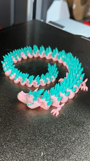 3D-Printad MintGrön och rosa kristalldrake 36cm lång - En extremt vacker version av den 3D-Printade 36cm lång kristalldraken. Denna flexibla kristalldrake är tillverkad i 2 färger, MintGrön och Rosa.  Den tar mycket längre tid och material för att tillverka så därför kostar den mer än de enfärgade versionerna av 36cm långa kristalldraken.  Men denna skulle jag nog säga är 💯 värt det för priset!    (Har även andra färger som kan kombineras, meddelanden)