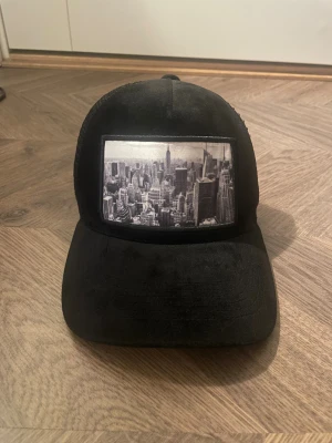 Vellvet keps - Svart vellvet keps från gårda passar alla barn för den är justerbar i storleken | skick 7/10 ganska använd men endå bra skick tror den legat under min säng ett tag o nåt legat på den för den e lite sne elr vad man ska säga men går att ba trycka lite på den så är den fixad 👍🏻priset kan ej diskuteras 