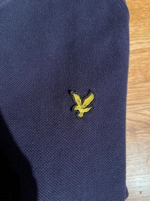 Lyle scott zip - En fräsch zip tröja från lyle scott i storlek M. Inga tydliga tecken på användning såsom fläckar. Men färgen har blivit lite solblekt. 