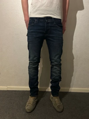 Jack & Jones Slim Glenn jeans - Säljer ett par mörkblå Slim Glenn jeans från Jack & Jones. Jeansen har inte blivit använda så helt nytt skick. 