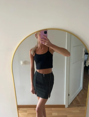 Svart kortkjol med vita ränder - Randig kortkjol, använd två gånger så i väldigt bra skick. Ifrån H&M & i storlek XXS🖤🤍