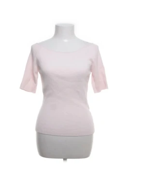 Ljusrosa Lindex topp - Superfin, mjuk och bekväm topp i en ljus pastellrosa färg. Modellen är halvärmar och en rundad halsringning.   Skick: Mycket bra – inga fläckar eller skador. Storlek: M Märke: Lindex Passform: Stretchig  En enkel men stilren tröja som går att matcha med det mesta! 💕